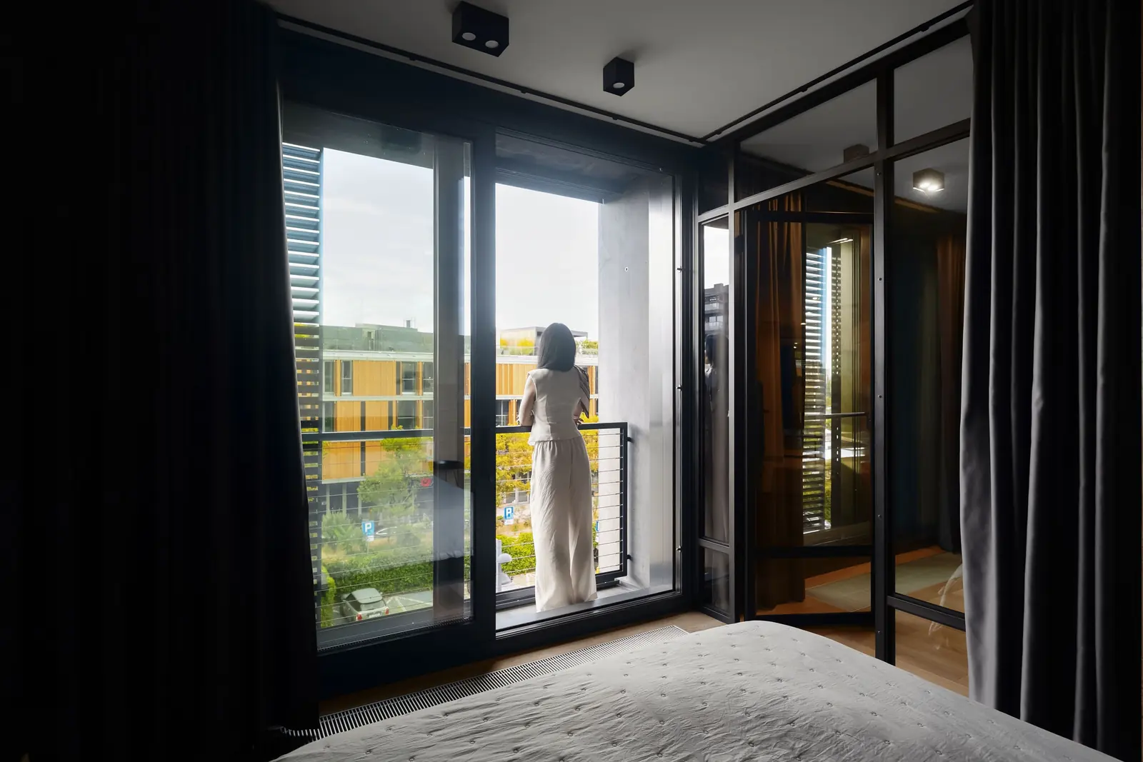 Sypialnia z balkonem w apartamencie premium